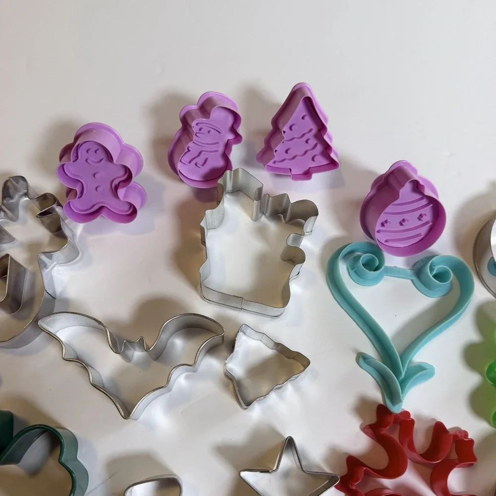 Vintage Cookie Cutters Lot of over 50 Aluminum & Plastic Various Shapes‎